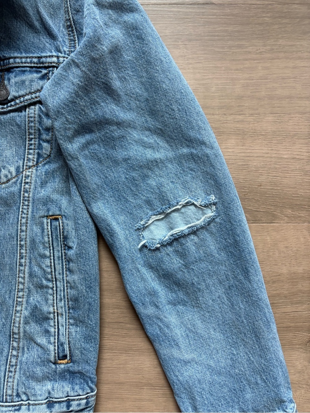 Levi's Distressed Denim Trucker Jacket Medium Blue- size S - Picture 4 of 11